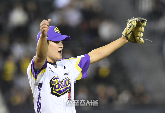 두산 김택연이 7일 잠실구장에서 열린 2025 KBO리그 LG와 경기 9회초 1사 1루 상황에서 LG 신민재를 병살로 잡아내며 승리를 지켜낸 뒤 두팔을 들며 기뻐하고 있다. 잠실 | 박진업 기자 upandup@sportsseoul.com