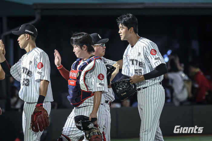 윤성빈이 김태형 감독과 하이파이브를 하고 있다. 사진 | 롯데 자이언츠