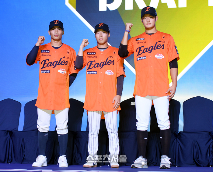17일 서울 송파구 롯데호텔 월드에서 열린 2026 KBO 리그 신인드래프트에서 한화에 지명된 유신고 오재원, 경성대 최유빈, 북일고 강건우(왼쪽부터)가 포즈를 취하고 있다. 사진 | 최승섭기자 thunder@sportsseoul.com