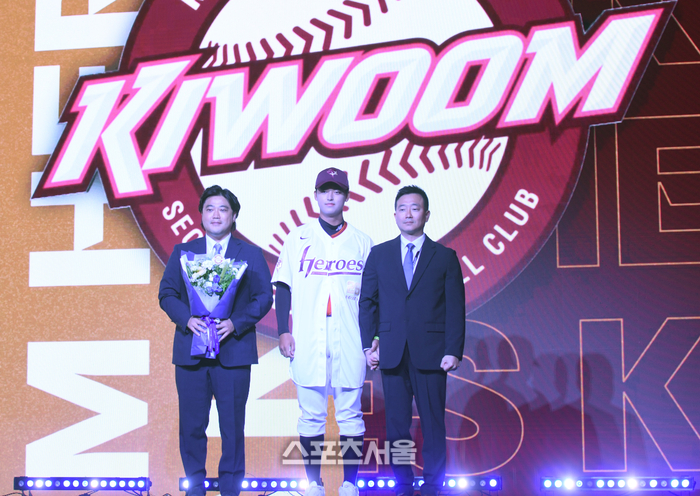 천안 북일고 박준현이 17일 서울 송파구 롯데호텔 월드에서 열린 2026 KBO 리그 신인드래프트에서 1라운드 1번으로 지명된 후 기념촬영을 하고 있다. 최승섭기자 thunder@sportsseoul.com