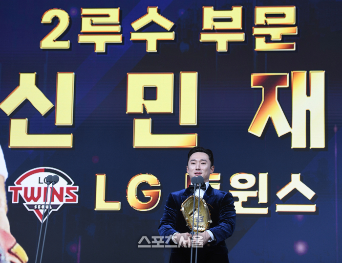 LG 신민재가 9일 서울 송파 롯데호텔 월드에서 열린 2025 KBO 골든글러브 시상식에서 2루수 부문 수상 후 소감을 말하고 있다. 최승섭기자 thunder@sportsseoul.com