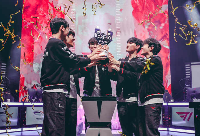 T1이 14일 열린 ‘2025 LoL KeSPA컵’ 결승전에서 한화생명을 세트 스코어 3-2로 꺾고 창단 첫 케스파컵 우승을 차지했다. 사진 | e스포츠협회