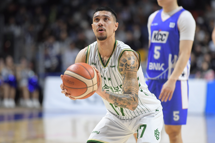 DB 알바노가 31일 부산 사직체육관에서 열린 2025~2026 LG전자 프로농구 3라운드 KCC전에서 자유투를 시도하고 있다. 사진 | KBL