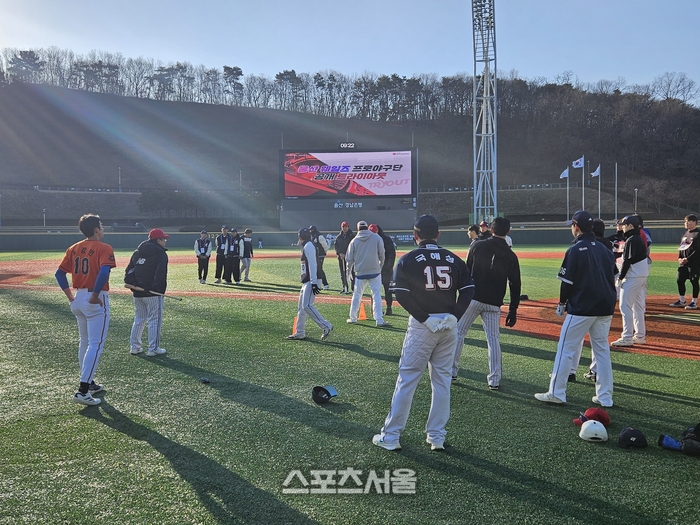 13일 울산 문수야구장에서 열린 울산 웨일즈 프로야구단 공개 트라이아웃에 임하는 지원자들 모습. 울산 | 강윤식 기자 skywalker@sportsseoul.com