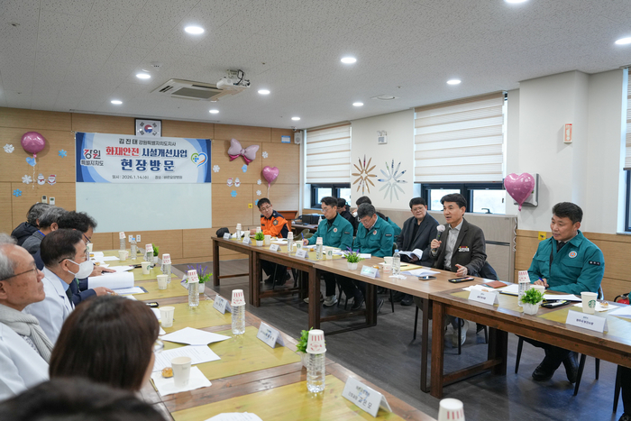 김진태 강원특별자치도지사가 1월 14일(수) 원주시 판부면 원주바른요양병원을 방문해 현장관계자들과 화재 대비 상황 등 재난 대비 실태를 점검하고 있다. 사진|강원특별자치도청