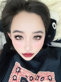 건강 이유로 활동 중단 박봄, 초근접 셀카로 전한 근황