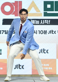 [포토] 하승진 ‘농구 포즈로’