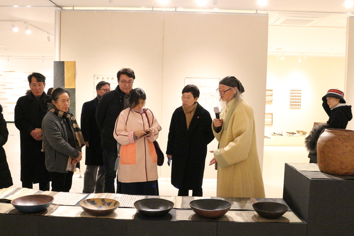 이종국 작가의 전시해설 모습. 사진|한지문화재단