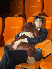 변우석, 190cm 기럭지의 반전 귀요미... “곰인형 껴안고 멍뭉미 발산”