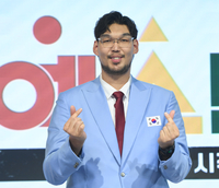 [포토] 하승진 ‘쌍하트 발사’