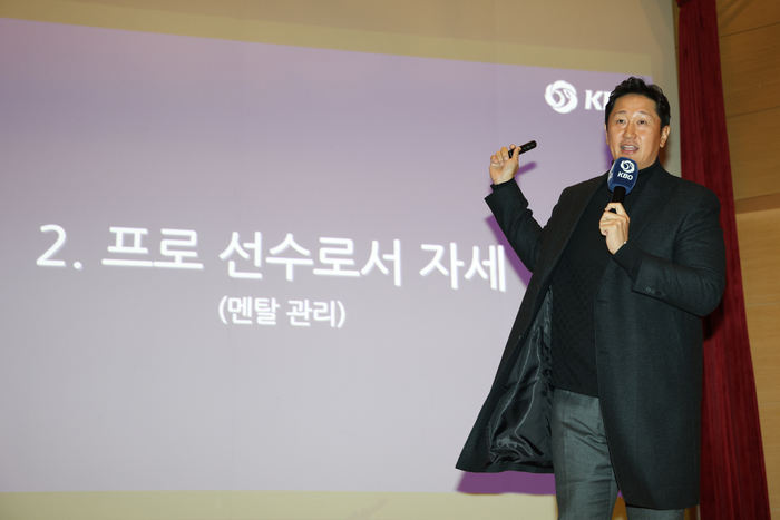 “목소리 작다, 질문 더 해라!” 이대호의 불호령, 신인들의 가슴을 때리다 [SS현장속으로]