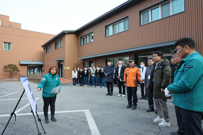 김진태 강원특별자치도지사가 1월 14일(수) 원주시 판부면 원주바른요양병원을 방문해 화재 대비 상황 등 재난 대비 실태를 보고 받고 있다. 사진|강원특별자치도청