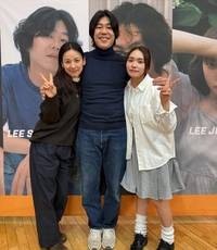 이효리♥이상순 ‘초밀착 투샷’ 포착…옆에 女, 누군가 봤더니 [★SNS]