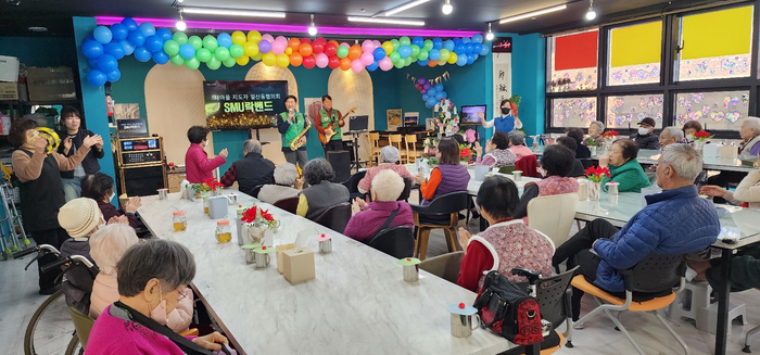 원주시 일산동새마을지도자협의회(회장 고성철)는 지난 12일 섬김재활인지센터를 방문해 재능기부 공연을 실시했다. 이날 새마을회원들은 색소폰, 기타 연주, 노래 등을 통해 화기애애한 분위기를 조성하며 어르신들과 함께 즐거운 시간을 보냈다. 고성철 회장은 “작은 재능이 누군가에게 기쁨이 된다는 사실에 뿌듯함을 느낀다”며 “앞으로도 꾸준하게 재능기부 공연을 실시하겠다”라고 말했다. 사진|원주시청 