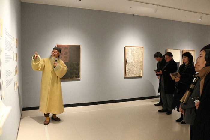 이종국 작가의 전시해설 모습. 사진|한지문화재단