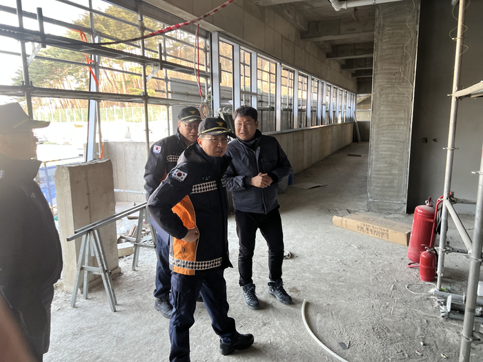 [강원소방]강윤혁 동해서장, 묵호고·묵호항 주차타워 공사현장 화재 예방점검