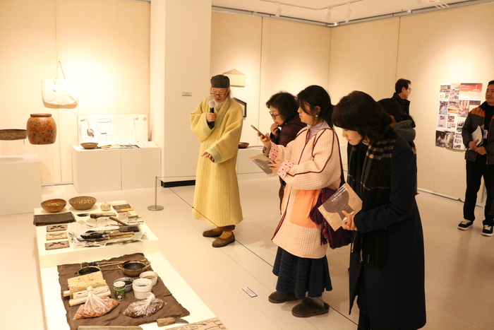 이종국 작가의 전시해설 모습. 사진|한지문화재단