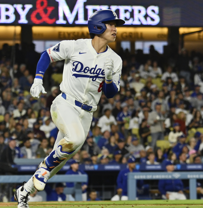 LA 다저스의 김혜성이 14일(현지시간) 미국 로스엔젤레스 다저스타디움에서 열린 2025 ML 애슬레틱스전에서 개인 통산 첫 홈런을 치고 있다. 사진 | AFP연합뉴스