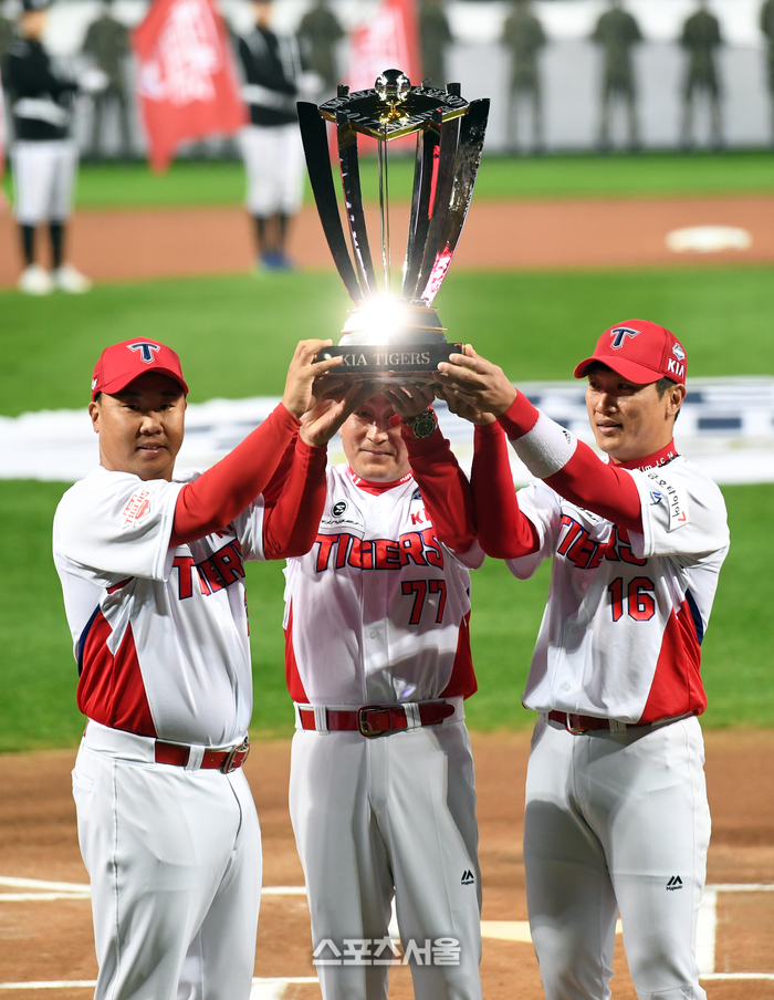 KIA 이범호(왼쪽)와 김기태 감독(가운데), 김주찬이 25일 광주 KIA챔피언스필드에서 열린 2017 KBO리그 KIA와 두산의 한국시리즈 1차전에 앞서 페넌트레이스 우승 트로피를 들어올리고 있다. 광주 | 박진업 기자 upandup@sportsseoul.com
