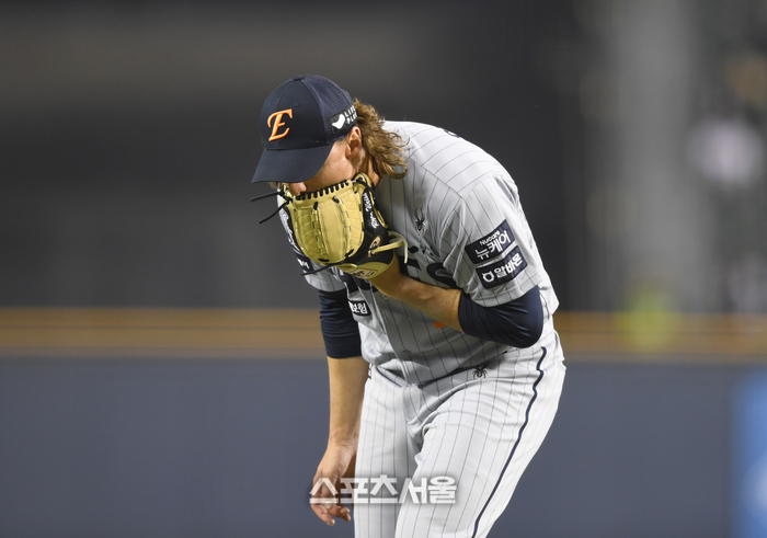 한화 와이스가 10일 잠실구장에서 열린 2025 KBO 리그 한화와 경기 8회 교체돼 나오고 있다. 잠실 | 최승섭 기자 thunder@sportsseoul.com