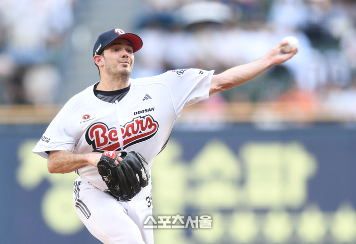 두산 선발투수 잭로그가 22일 서울 잠실구장에서 열린 2025 KBO리그 한화와 경기에서 역투하고 있다. 잠실 | 최승섭기자 thunder@sportsseoul.com