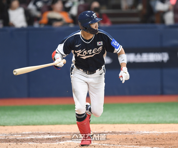 박해민이 9일 서울 고척 스카이돔에서 열린 ‘2025 K-베이스볼 시리즈’ 체코와 2차전 경기 9회초 중전안타를 치고 있다. 고척 | 최승섭기자 thunder@sportsseoul.com