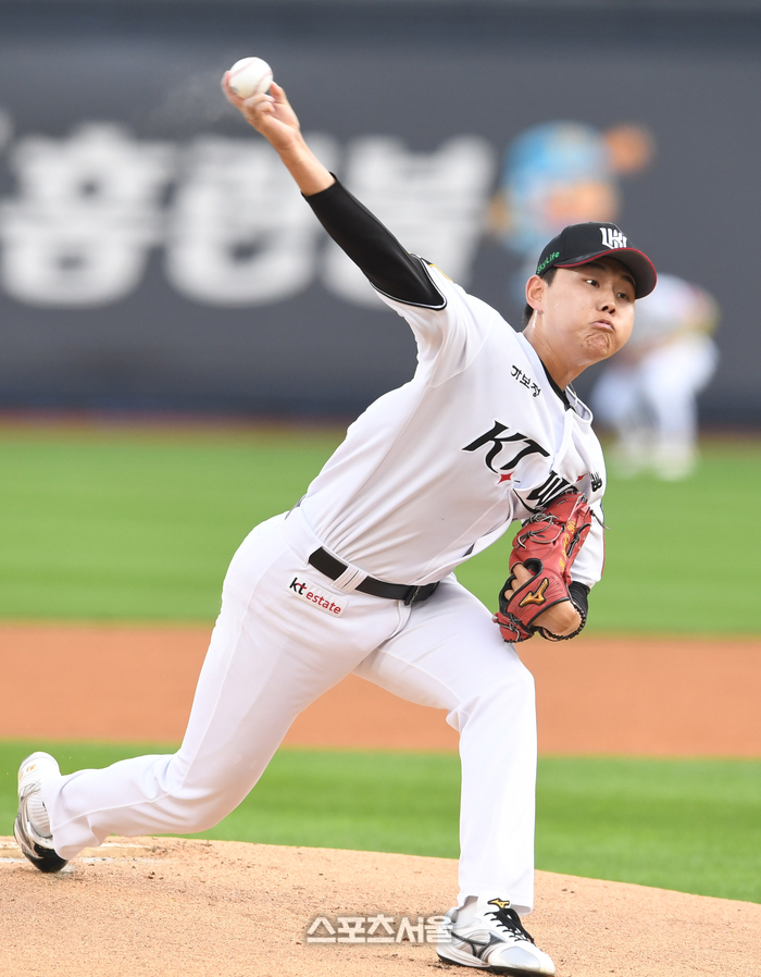 KT 소형준이 2일 수원케이티위즈파크에서 열린 2025 KBO리그 키움과 경기에 선발 등판해 힘차게 공을 던지고 있다. 수원 | 박진업 기자 upandup@sportsseoul.com