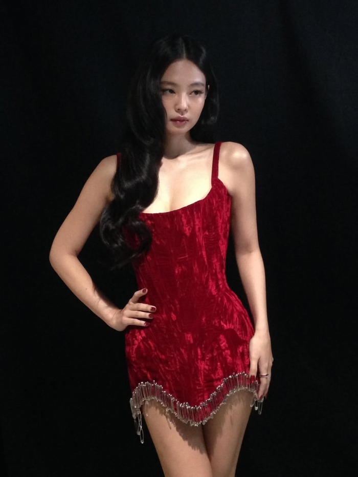 제니, 숨 멎을 듯한 초미니 레드 드레스...송가인도 ‘♥’남겼다