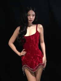 제니, 숨 멎을 듯한 초미니 레드 드레스...송가인도 ‘♥’남겼다