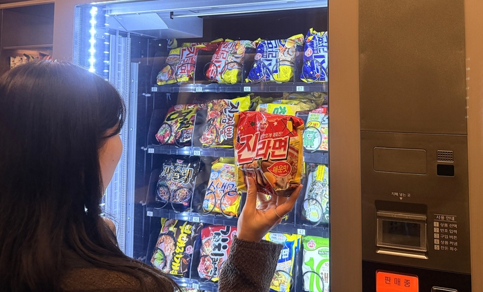대표 라면 14종이 진열되어 있는 라면 자판기. 사진 | 오뚜기