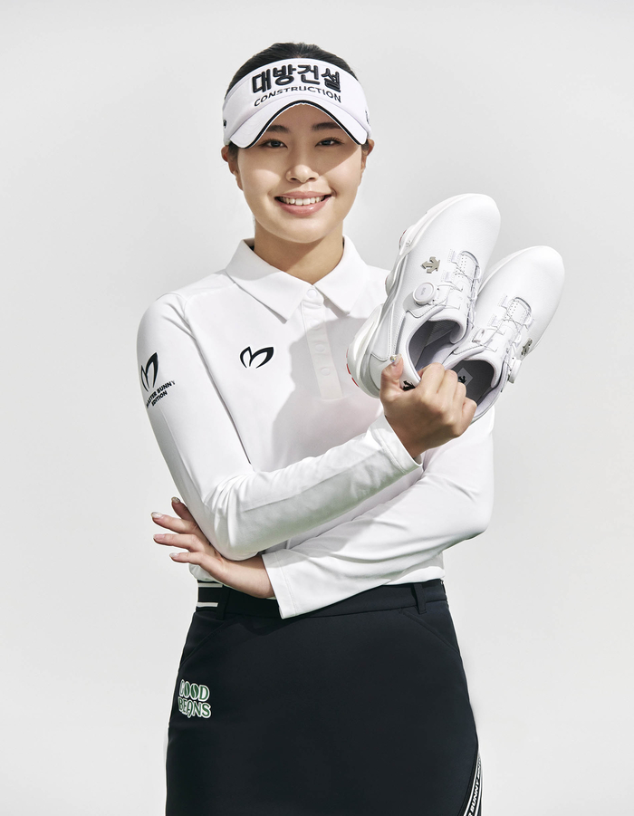 데상트골프 컴포트를 들고 환하게 웃고 있는 성유진. 사진 | 데상트코리아