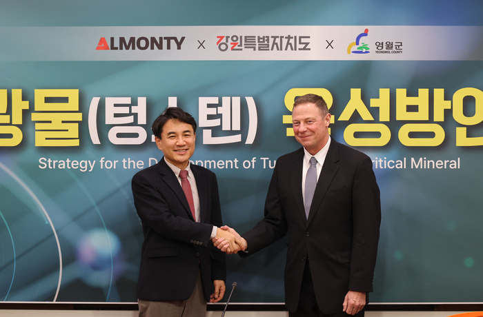 김진태 강원특별자치도지사가 1월 15일(목) 스티븐 알렌(Steven Allen) ㈜알몬티 인더스트리 최고운영책임자(COO)과 악수를 하고 있다. 사진|강원특별자치도청