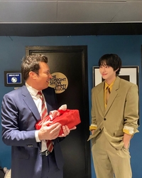 ‘지미 팰런 쇼’ 출연한 안효섭, 베이지 슈트로 완성한 ‘글로벌 남신’ 비주얼