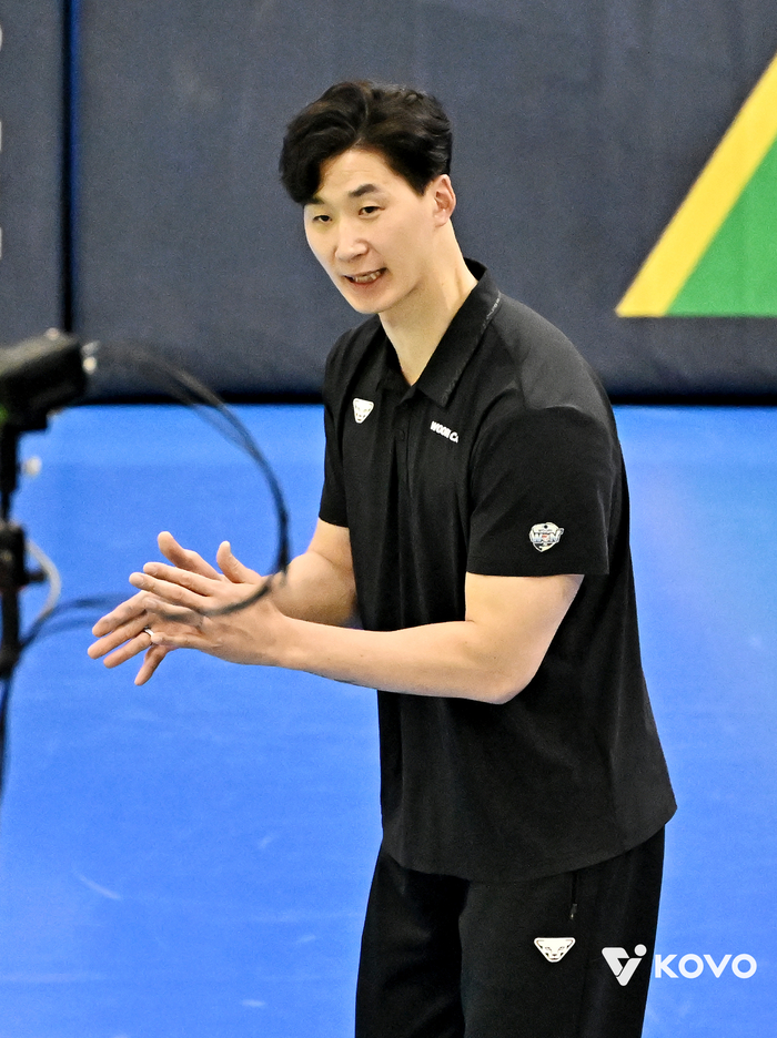 과감한 교체로 ‘역전승’ 우리카드 박철우 대행 “이승원 투입이 분위기 바꿔, 웜업존 선수들도 준비 잘했다”[현장인터뷰]