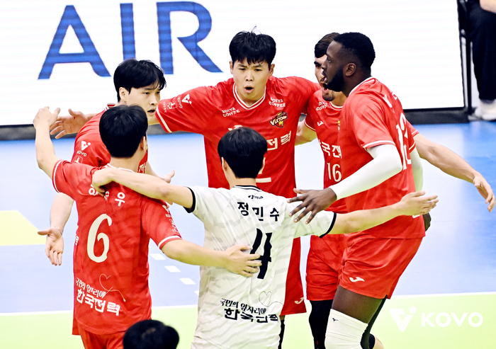 박철우 대행의 우리카드 ‘뒷심’이 더 강했다…블로킹 10-17 열세에도 한국전력 제압[현장리뷰]