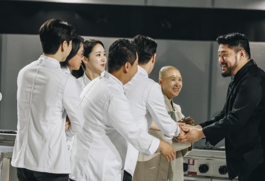 출연자들과 인사를 나누는 이하성 셰프. 사진 | 이하성 SNS