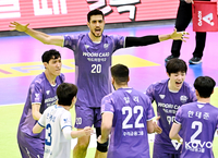 박철우 대행의 우리카드 ‘뒷심’이 더 강했다…블로킹 10-17 열세에도 한국전력 제압[현장리뷰]