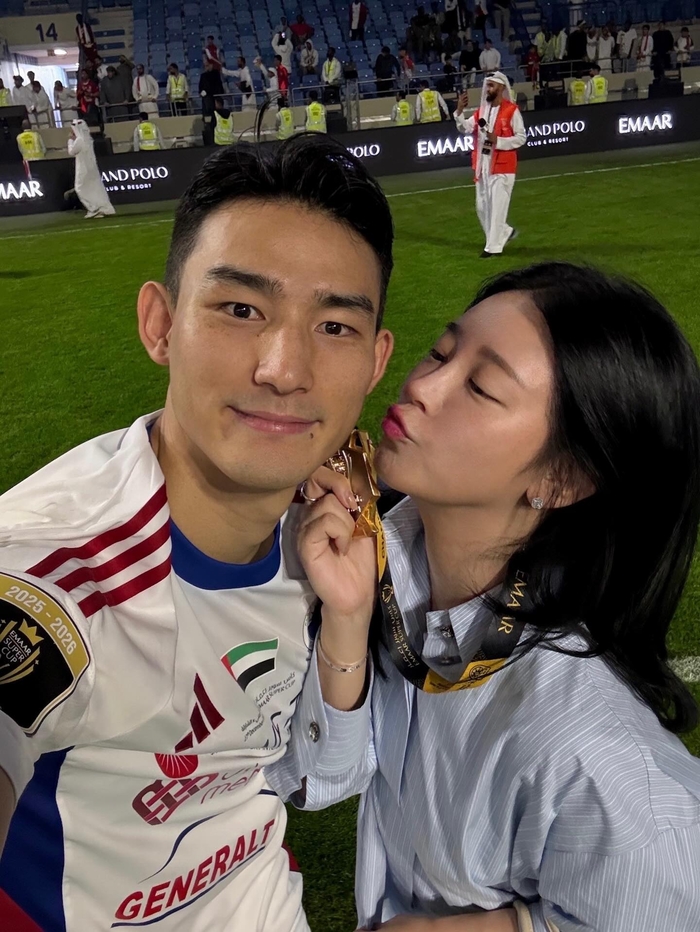 티아라 소연, 조유민 UAE 슈퍼컵 우승에 ‘특급 뽀뽀’