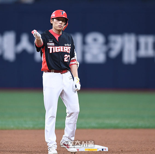 KIA 김호령이 25일 고척스카이돔에서 열린 2025 KBO리그 키움과 경기 4회초 무사2,3루 2타점 2루타를 친 후 세리머니를 하고 있다. 2025. 6. 25. 고척 | 최승섭기자 thunder@sportsseoul.com 