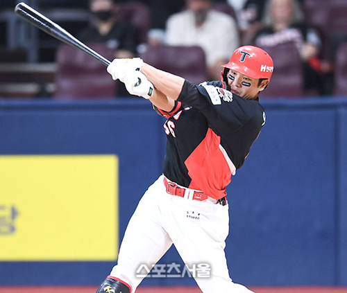 KIA 오선우가 25일 고척스카이돔에서 열린 2025 KBO리그 키움과 경기 4회초 무사1루 파울을 치고 있다. 2025. 6. 25. 고척 | 최승섭기자 thunder@sportsseoul.com 