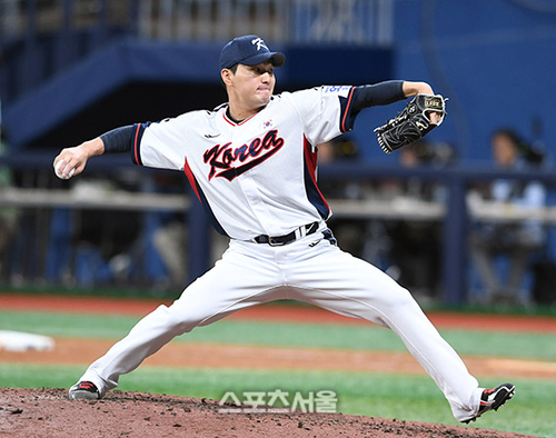 대한민국 야구 대표팀의 전상현이 6일 고척스카이돔에서 열린 상무와의 평가전 9회말 등판해 힘차게 공을 던지고 있다. 2024. 11. 6. 고척 | 박진업 기자 upandup@spotsseoul.com 