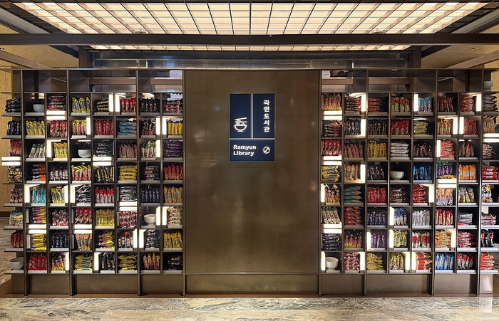 오뚜기, 인천공항 T2 ‘라면 라이브러리’에 대표 라면 선보여