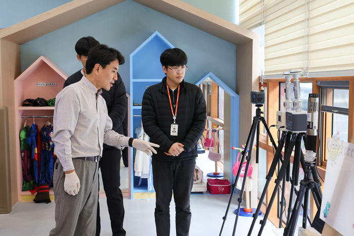 김진태 강원특별자치도지사가 1월 15일(목) 춘천시립공공도서관내 장난감도서관에서 현장점검을 하고 있다. 사진|강원특별자치도청