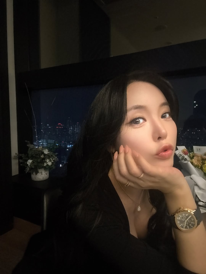 ‘주사 이모’ 선 그은 홍진영, 야경 기죽이는 ‘인형 미모’