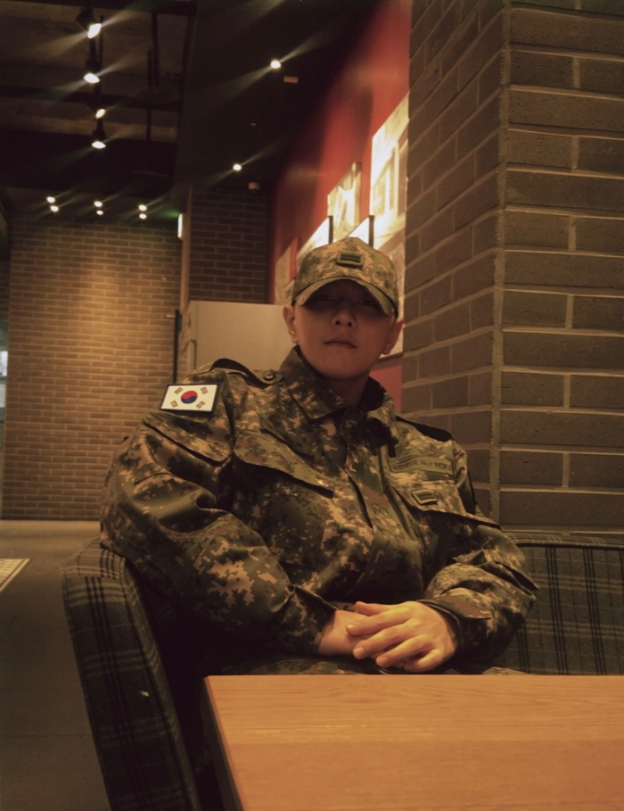 ‘군복무’ 중인 아이콘 김동혁, 벌써부터 느껴지는 ‘짬’의 향기...늠름한 근황