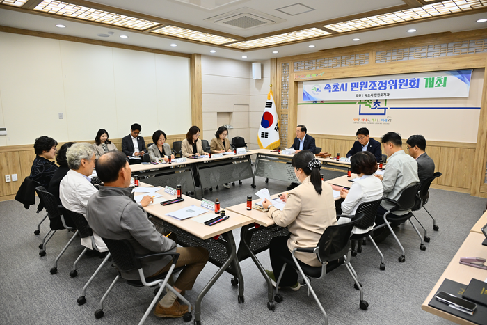 2025년 5월 민원처리 마일리지 우수공무원 표창 모습. 사진|속초시청