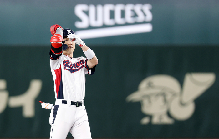 박해민이 16일 일본 도쿄돔에서 열린 2025 K베이스볼 시리즈 대한민국과 일본의 평가전 3회말 무사 1루 상황에서 2루타를 친 후 세리머니를 하고 있다. 사진 | 도쿄=연합뉴스