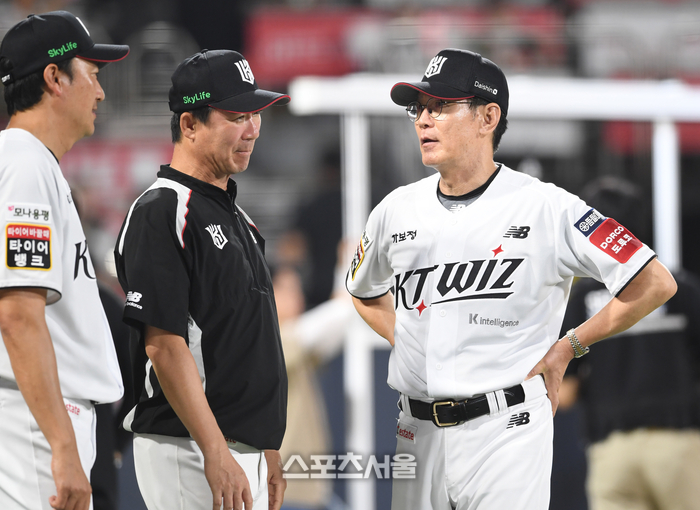 KT 이강철 감독(오른쪽)이 2일 수원 KT위즈파크에서 열린 2025 KBO리그 키움과 경기에서 4-2로 승리한 뒤 코치들과 이야기를 나누고 있다. 수원 | 박진업 기자 upandup@sportsseoul.com