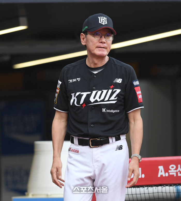 KT 이강철 감독이 8일 인천 SSG랜더스필드에서 열린 2025 KBO리그 SSG와 경기 전 상대 더그아웃을 쳐다보고 있다. 문학 | 최승섭기자 thunder@sportsseoul.com