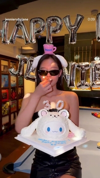 제니, ‘실내 흡연 논란’ 잊었나...아쉬움 남는 ‘생일초’ 퍼포먼스